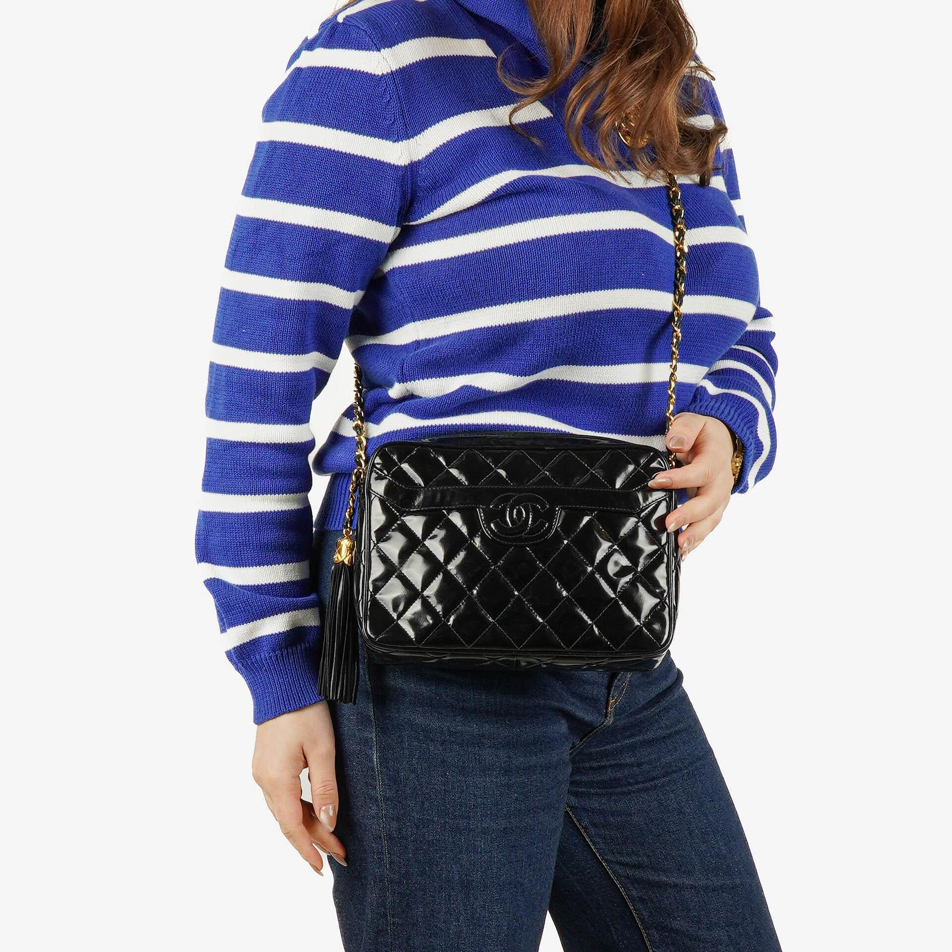 Chanel CC Camera Tassel Tasche aus schwarzem gestepptem Lackleder