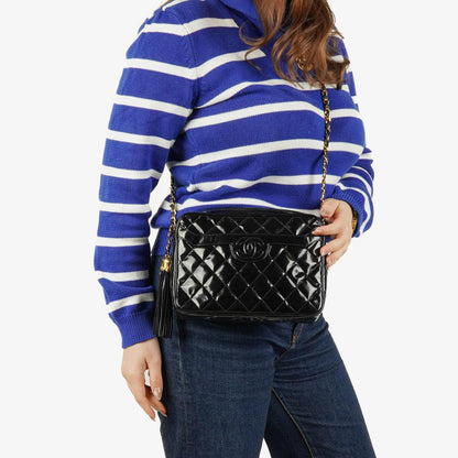Chanel CC Camera Tassel Tasche aus schwarzem gestepptem Lackleder