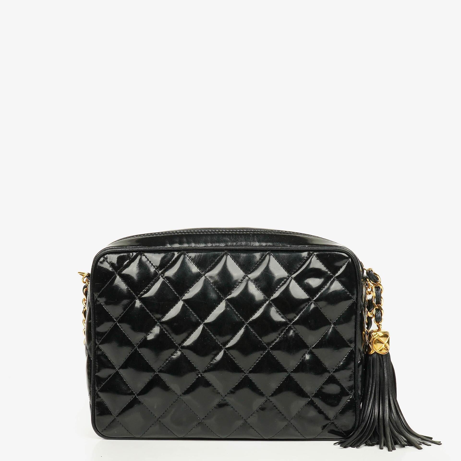 Chanel CC Camera Tassel Tasche aus schwarzem gestepptem Lackleder