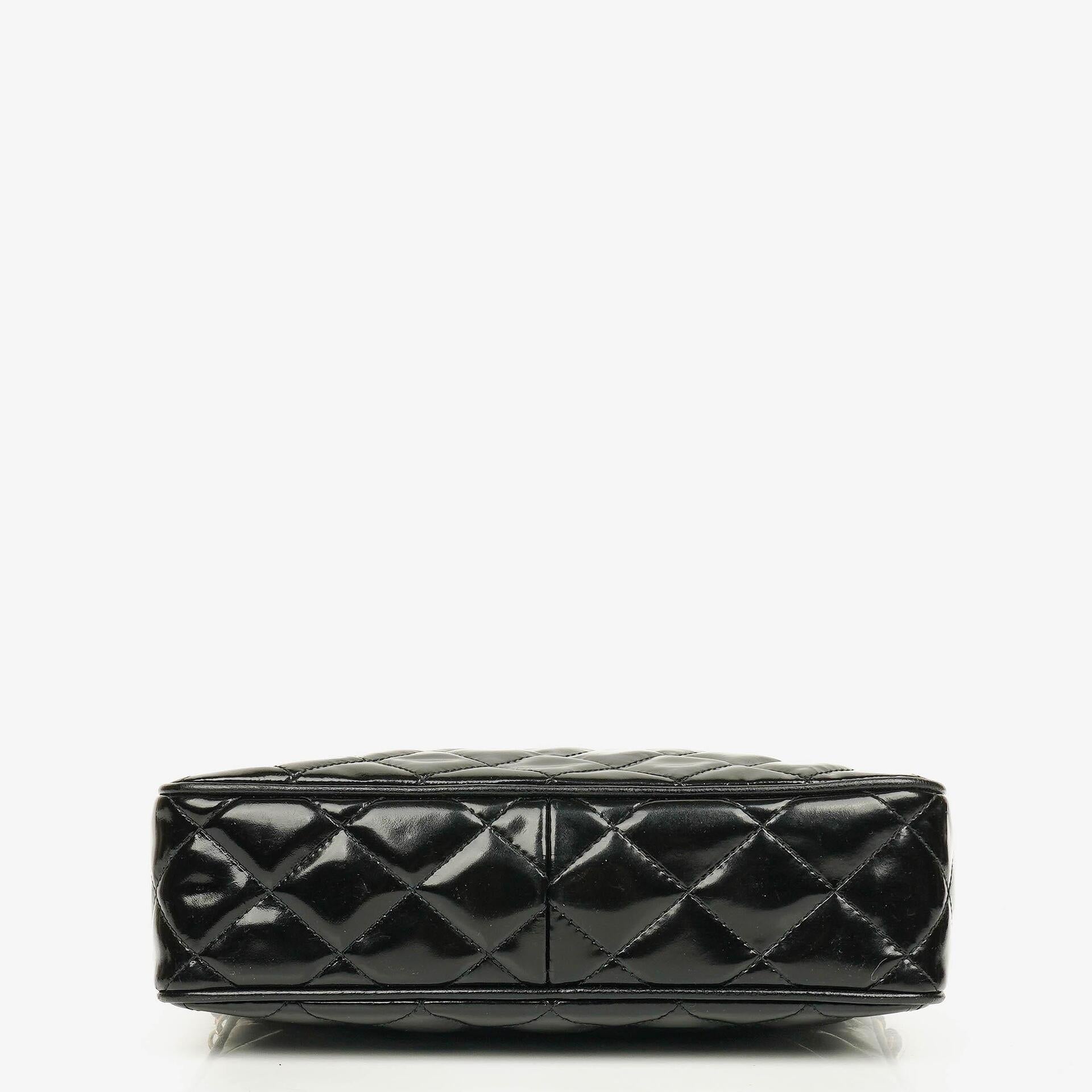 Chanel CC Camera Tassel Tasche aus schwarzem gestepptem Lackleder