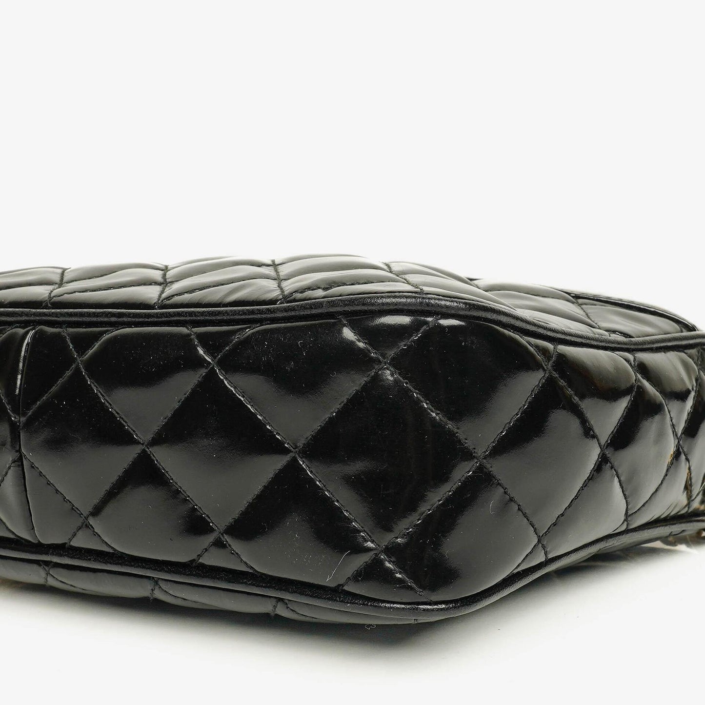 Chanel CC Camera Tassel Tasche aus schwarzem gestepptem Lackleder