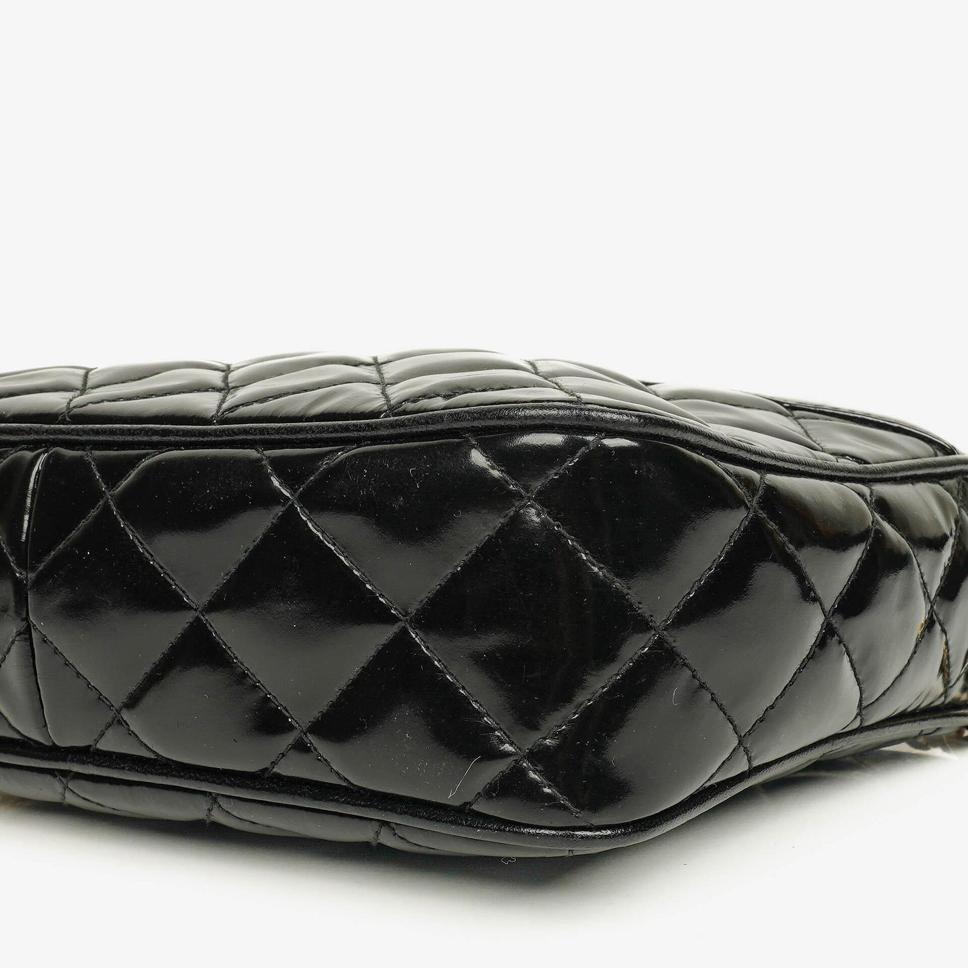 Chanel CC Camera Tassel Tasche aus schwarzem gestepptem Lackleder