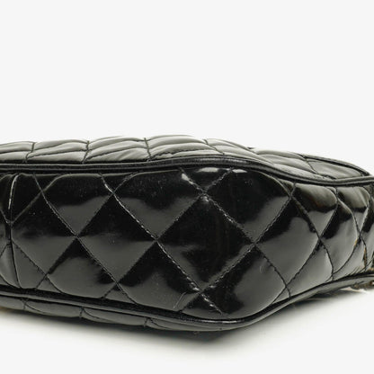 Chanel CC Camera Tassel Tasche aus schwarzem gestepptem Lackleder