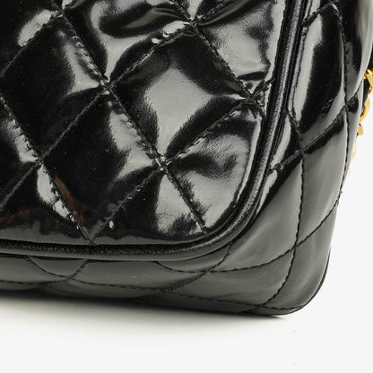 Chanel CC Camera Tassel Tasche aus schwarzem gestepptem Lackleder