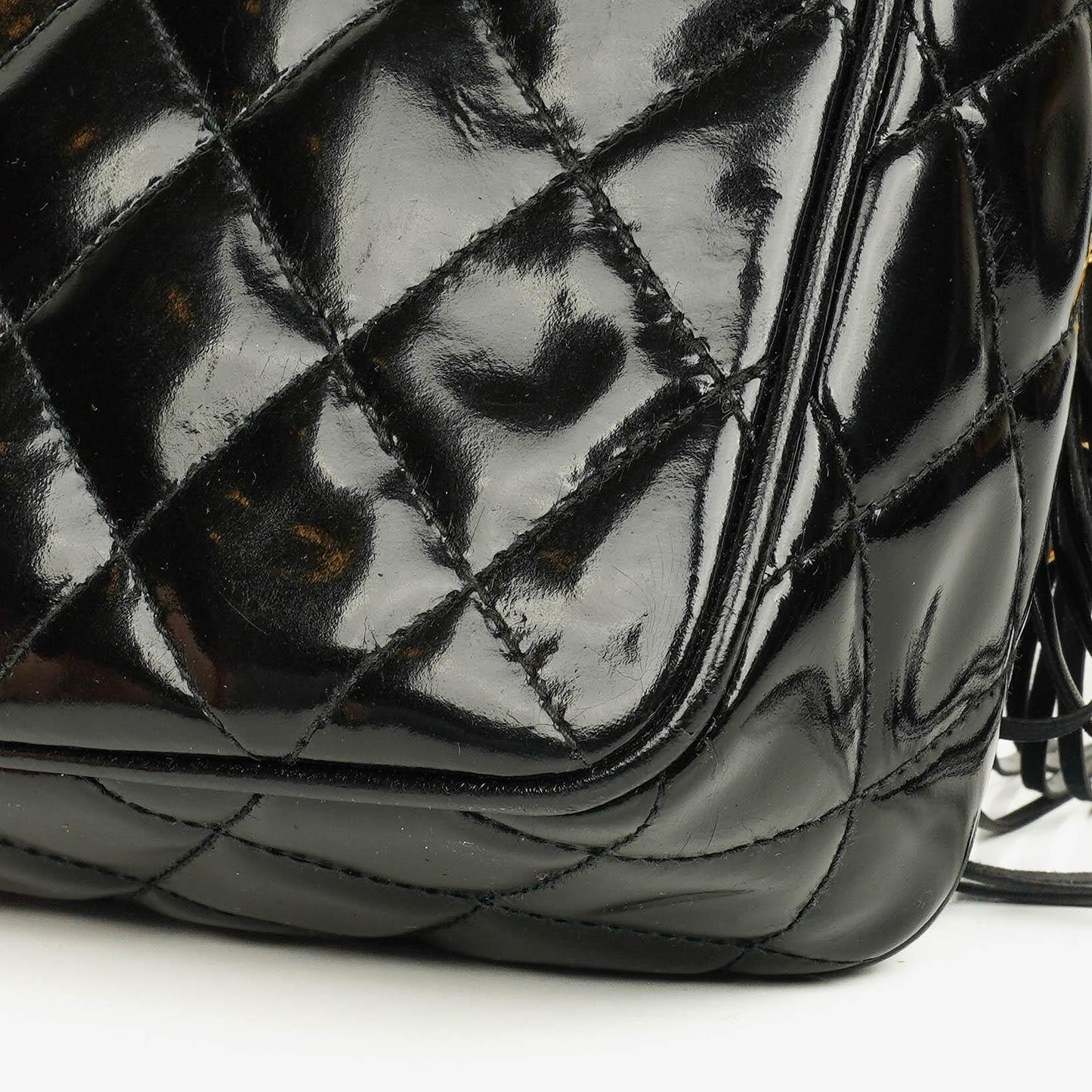 Chanel CC Camera Tassel Tasche aus schwarzem gestepptem Lackleder