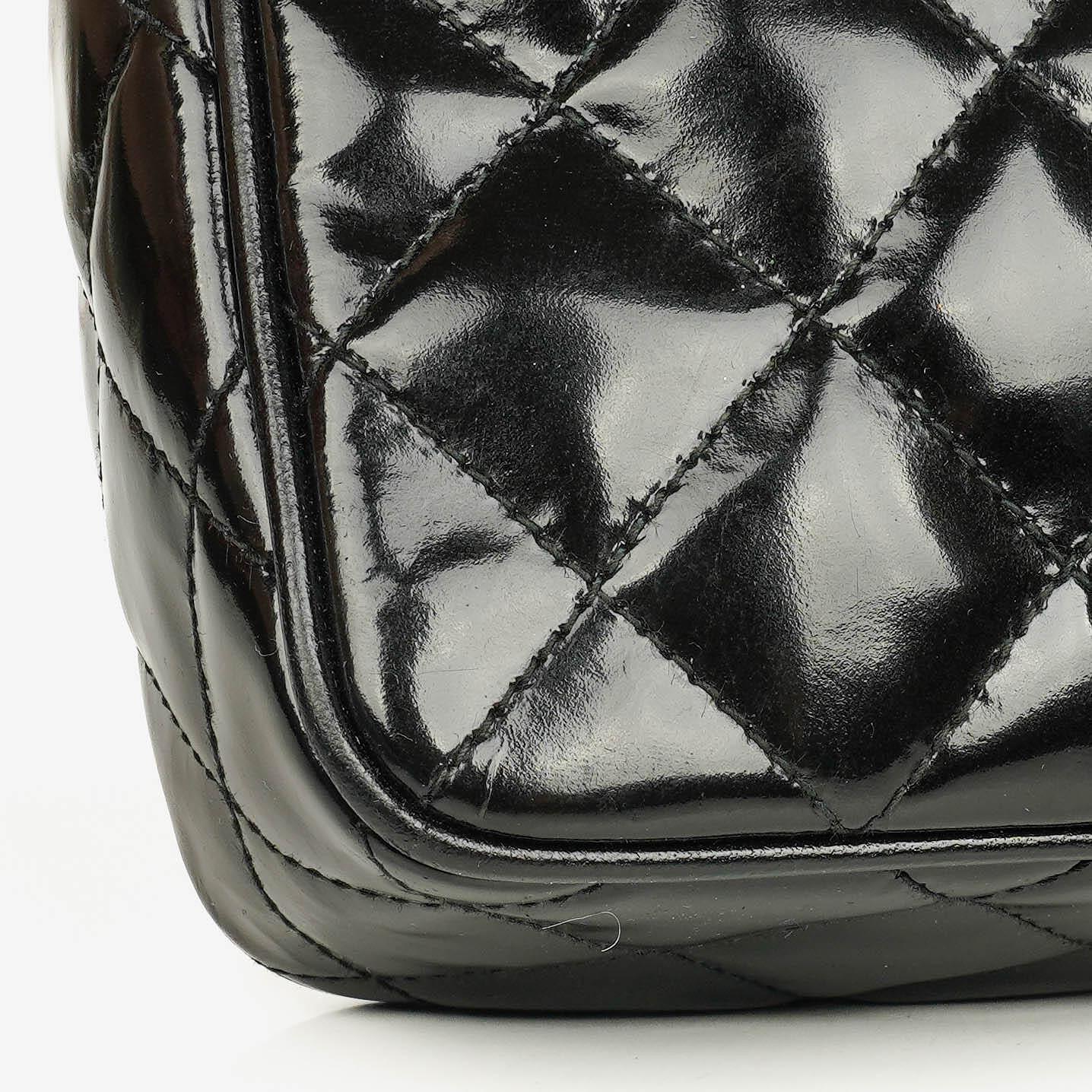 Chanel CC Camera Tassel Tasche aus schwarzem gestepptem Lackleder