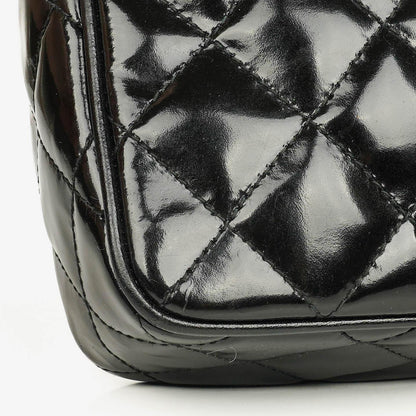 Chanel CC Camera Tassel Tasche aus schwarzem gestepptem Lackleder