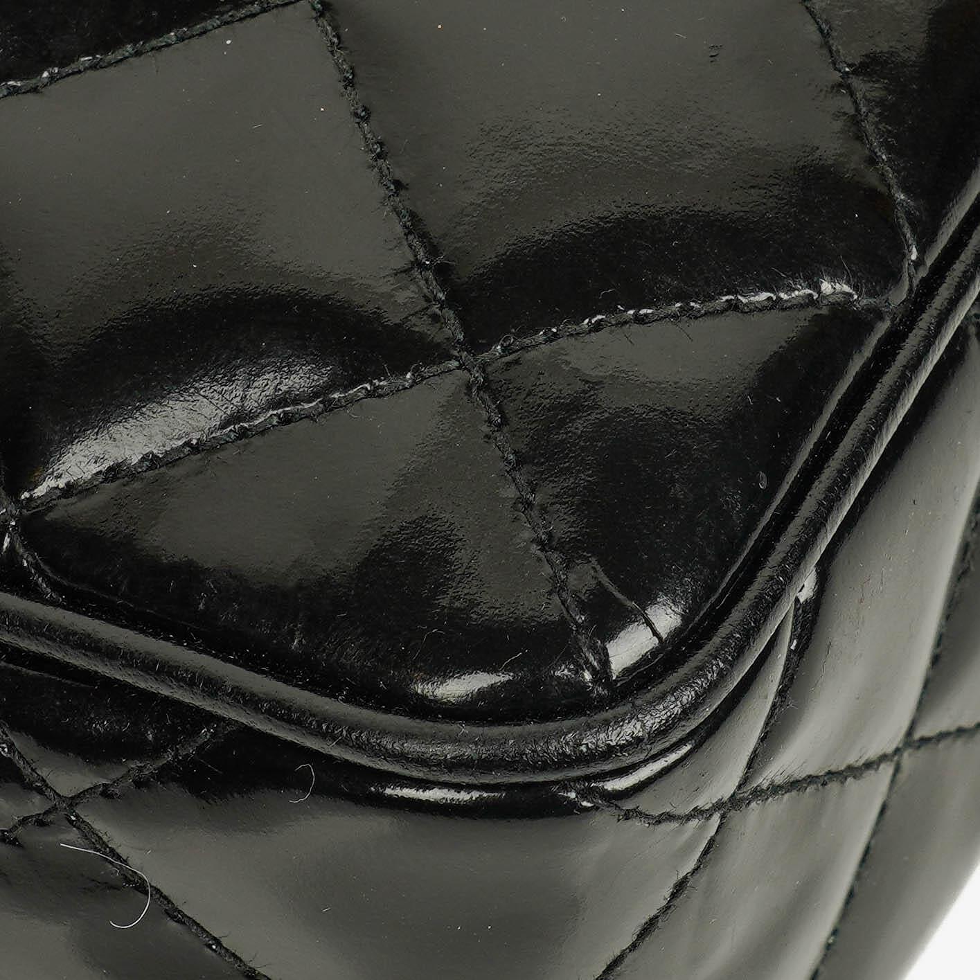 Chanel CC Camera Tassel Tasche aus schwarzem gestepptem Lackleder