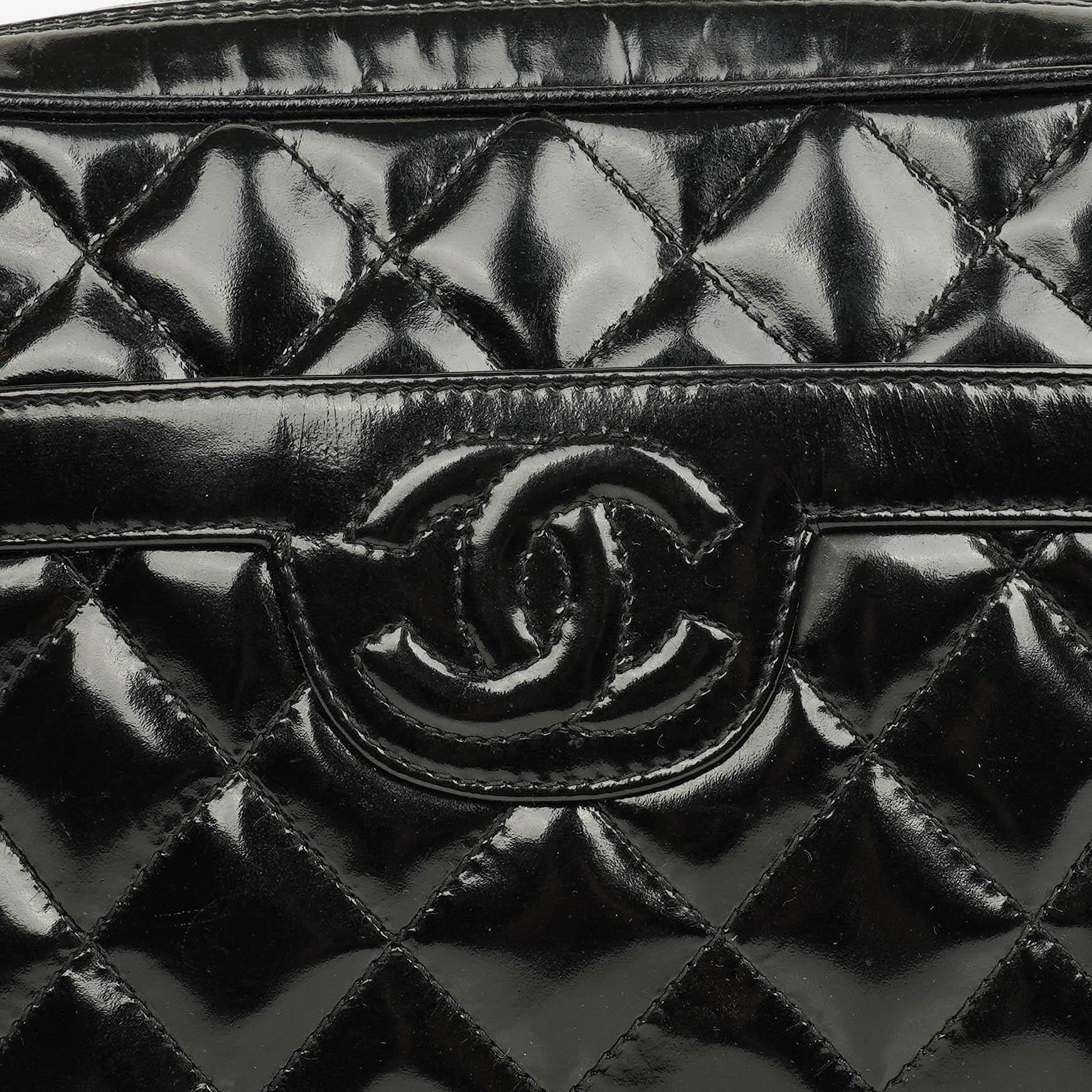 Chanel CC Camera Tassel Tasche aus schwarzem gestepptem Lackleder
