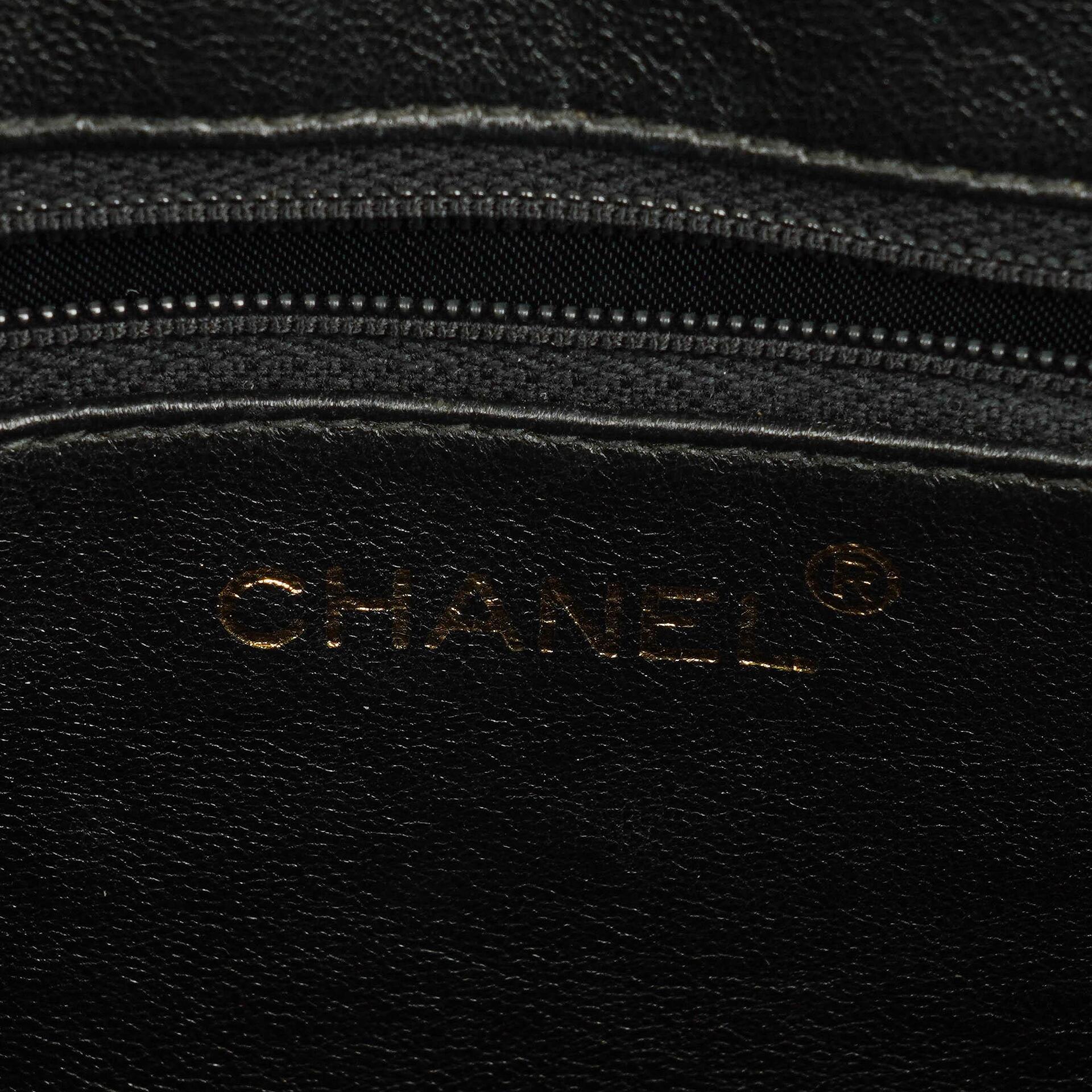 Chanel CC Camera Tassel Tasche aus schwarzem gestepptem Lackleder