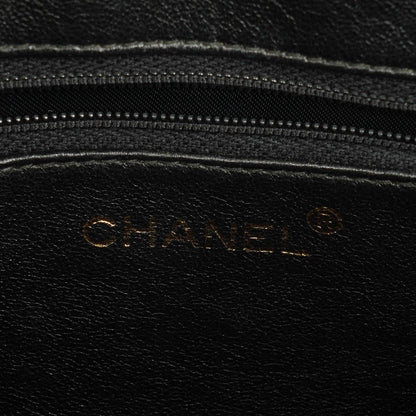 Chanel CC Camera Tassel Tasche aus schwarzem gestepptem Lackleder