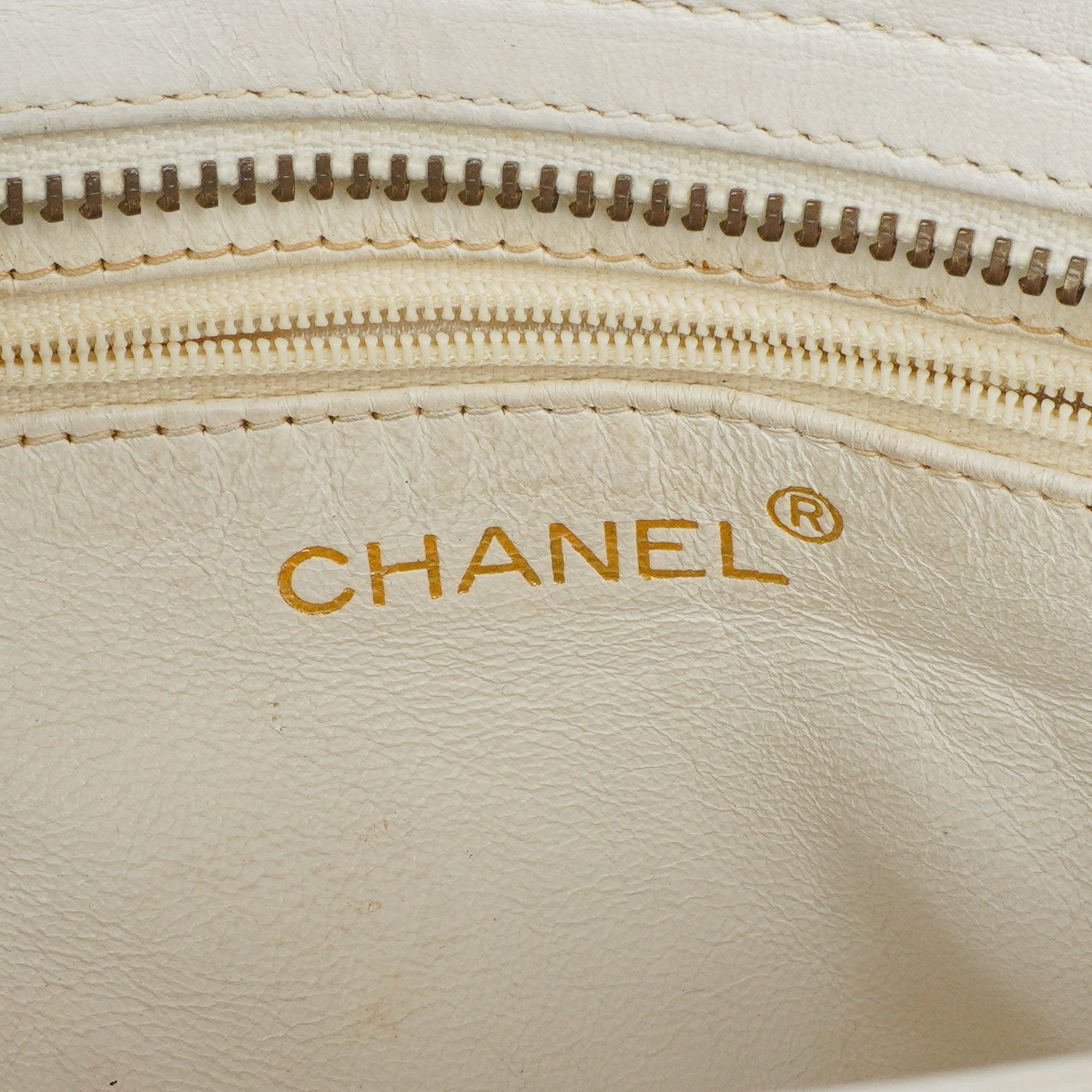 Chanel CC Schultertasche mit Doppelkette in Weiß