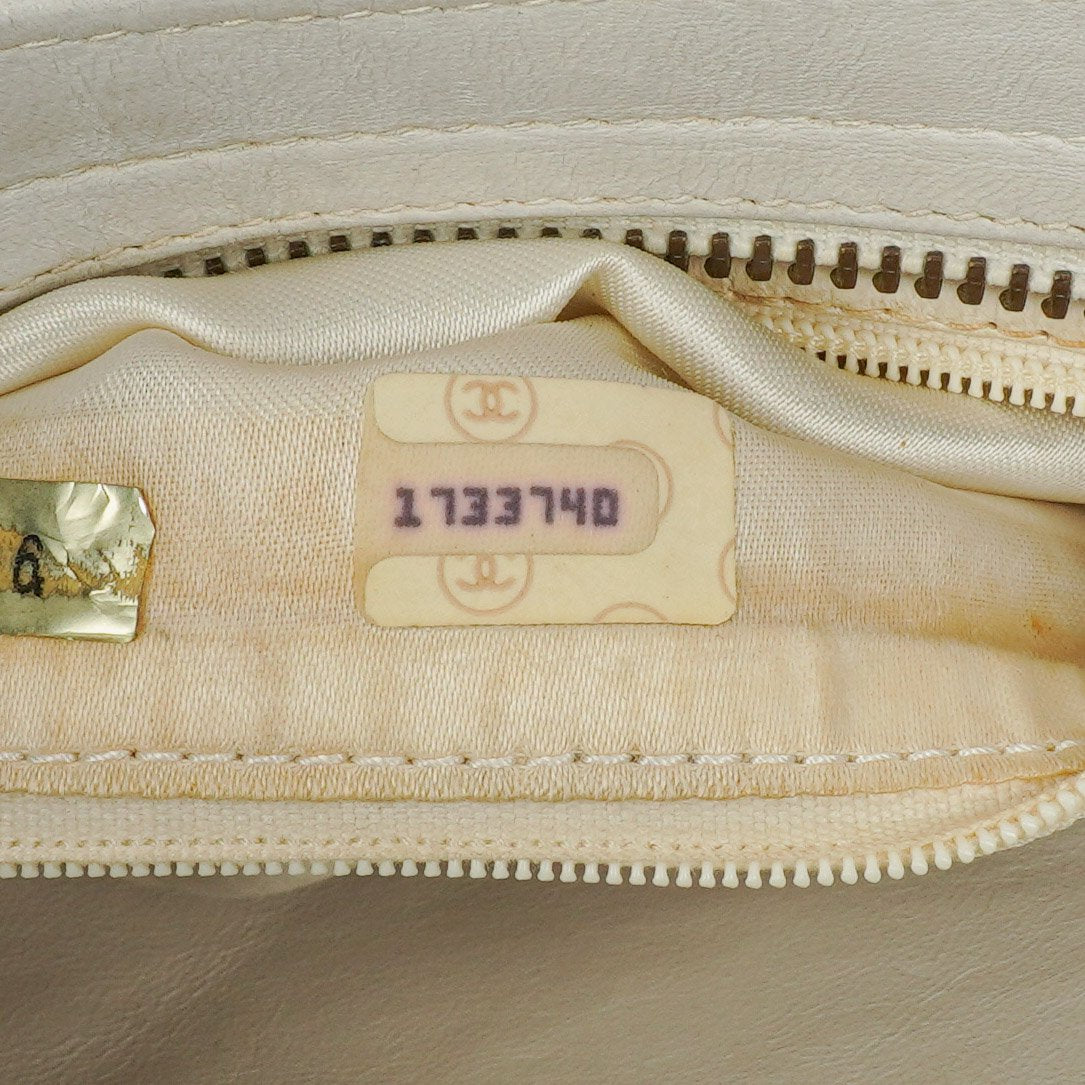 Chanel CC Schultertasche mit Doppelkette in Weiß