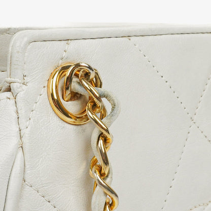 Chanel CC Schultertasche mit Doppelkette in Weiß