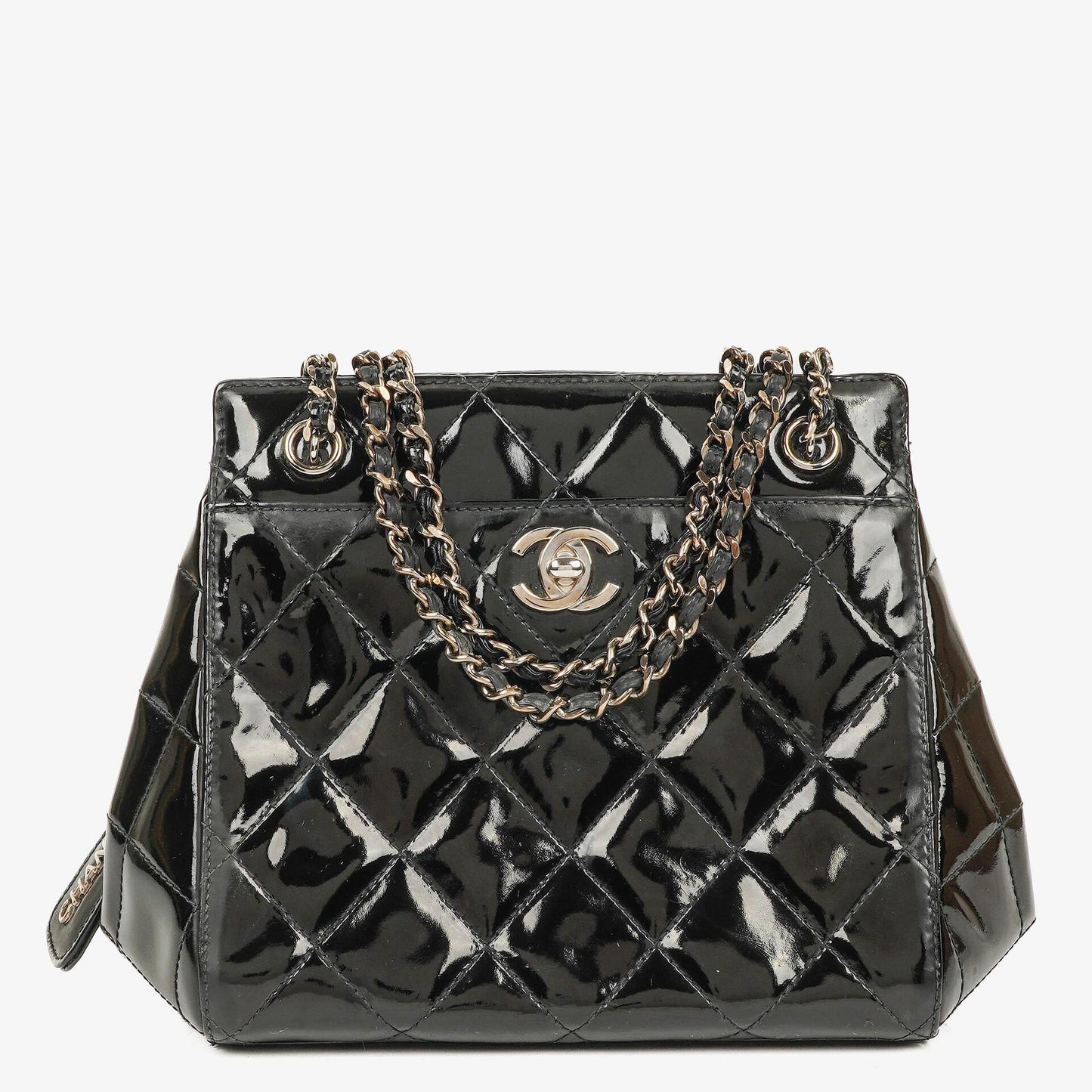 Chanel kleine Tote Tasche aus schwarzem gestepptem Lackleder mit CC-Fronttasche