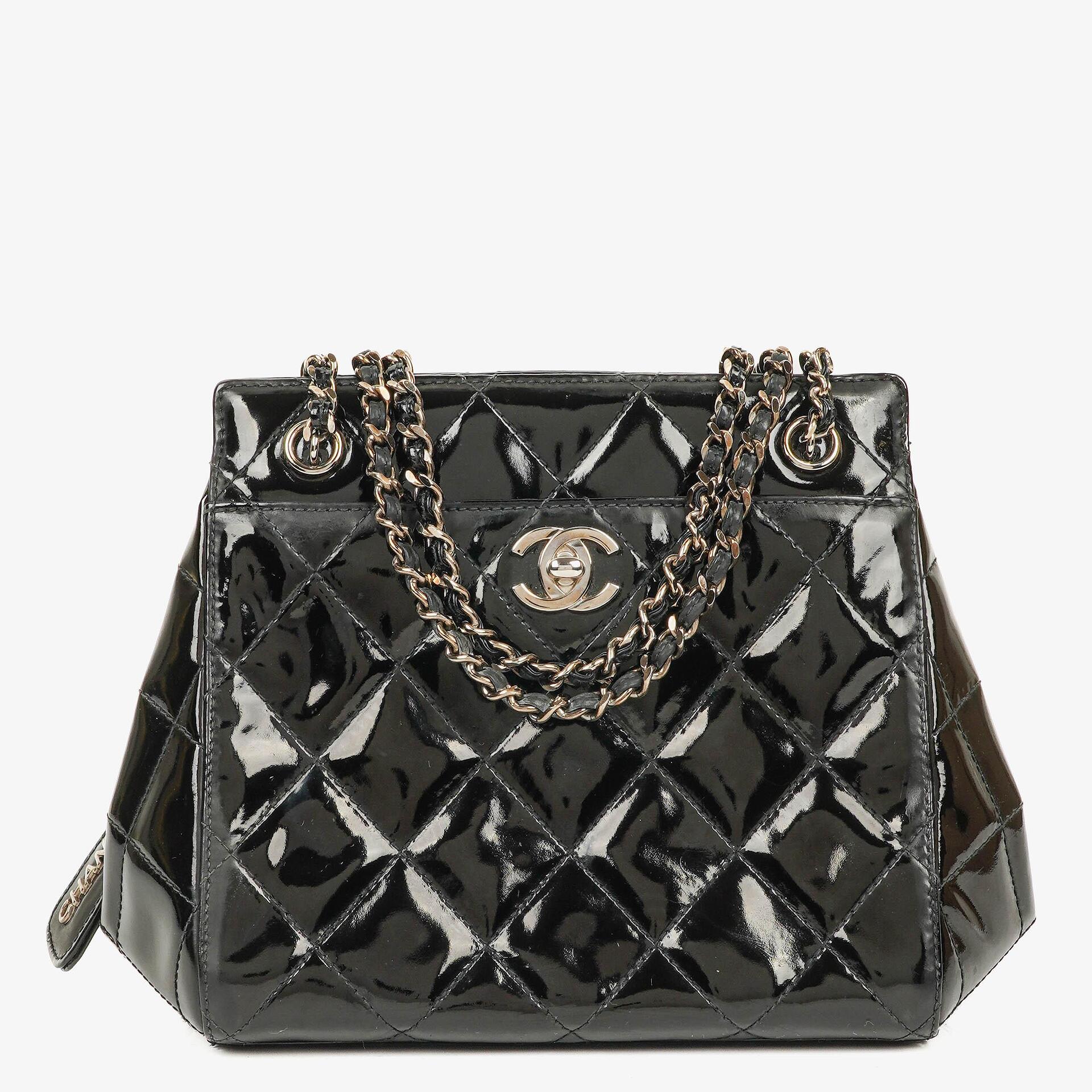 Chanel kleine Tote Tasche aus schwarzem gestepptem Lackleder mit CC-Fronttasche