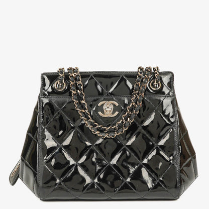 Chanel kleine Tote Tasche aus schwarzem gestepptem Lackleder mit CC-Fronttasche