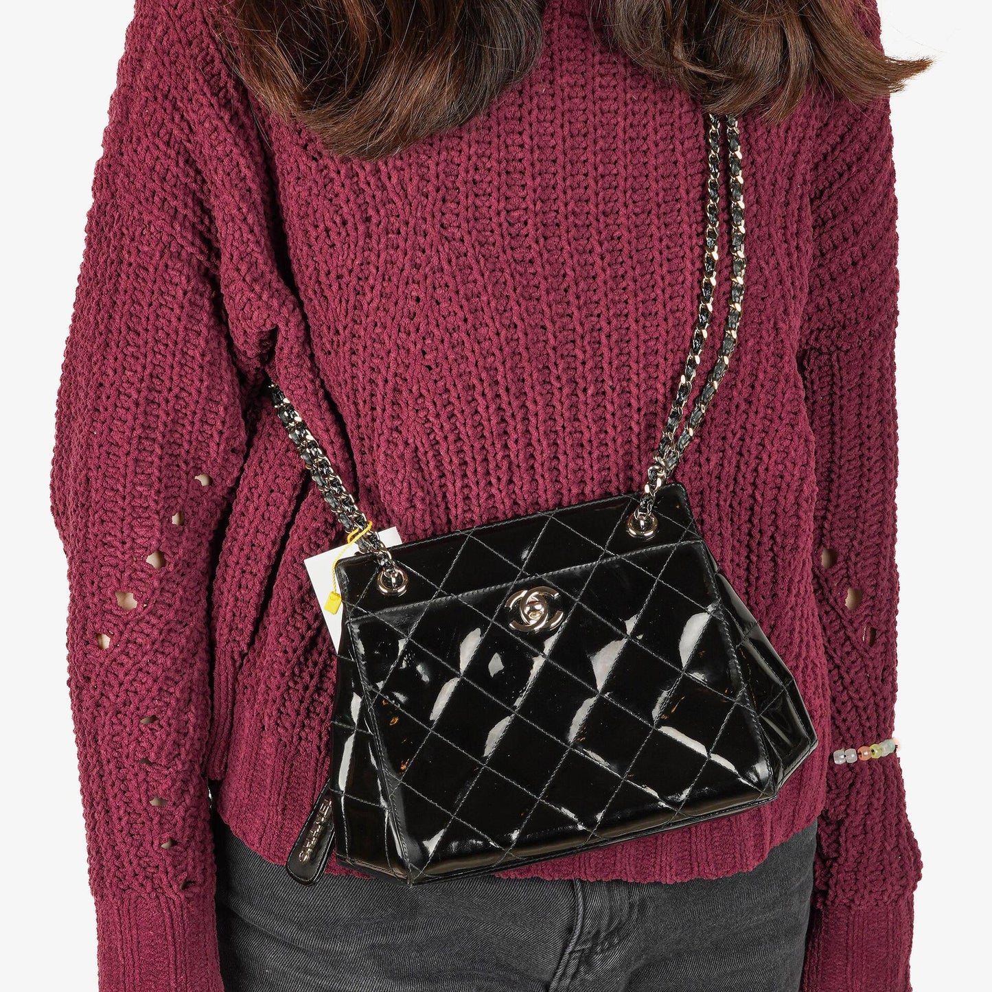 Chanel kleine Tote Tasche aus schwarzem gestepptem Lackleder mit CC-Fronttasche