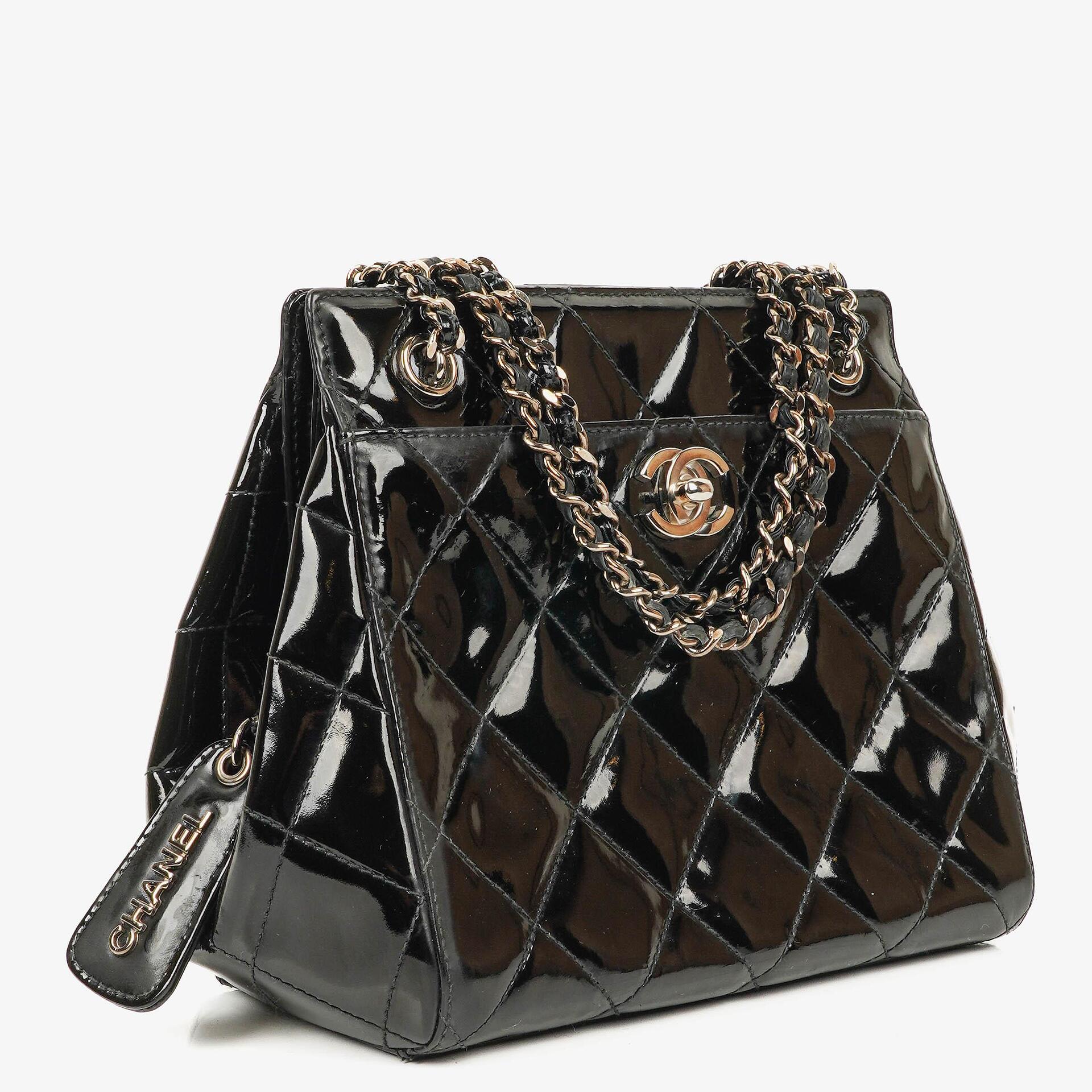 Chanel kleine Tote Tasche aus schwarzem gestepptem Lackleder mit CC-Fronttasche