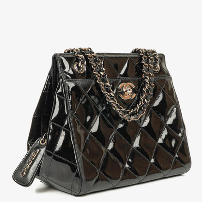 Chanel kleine Tote Tasche aus schwarzem gestepptem Lackleder mit CC-Fronttasche