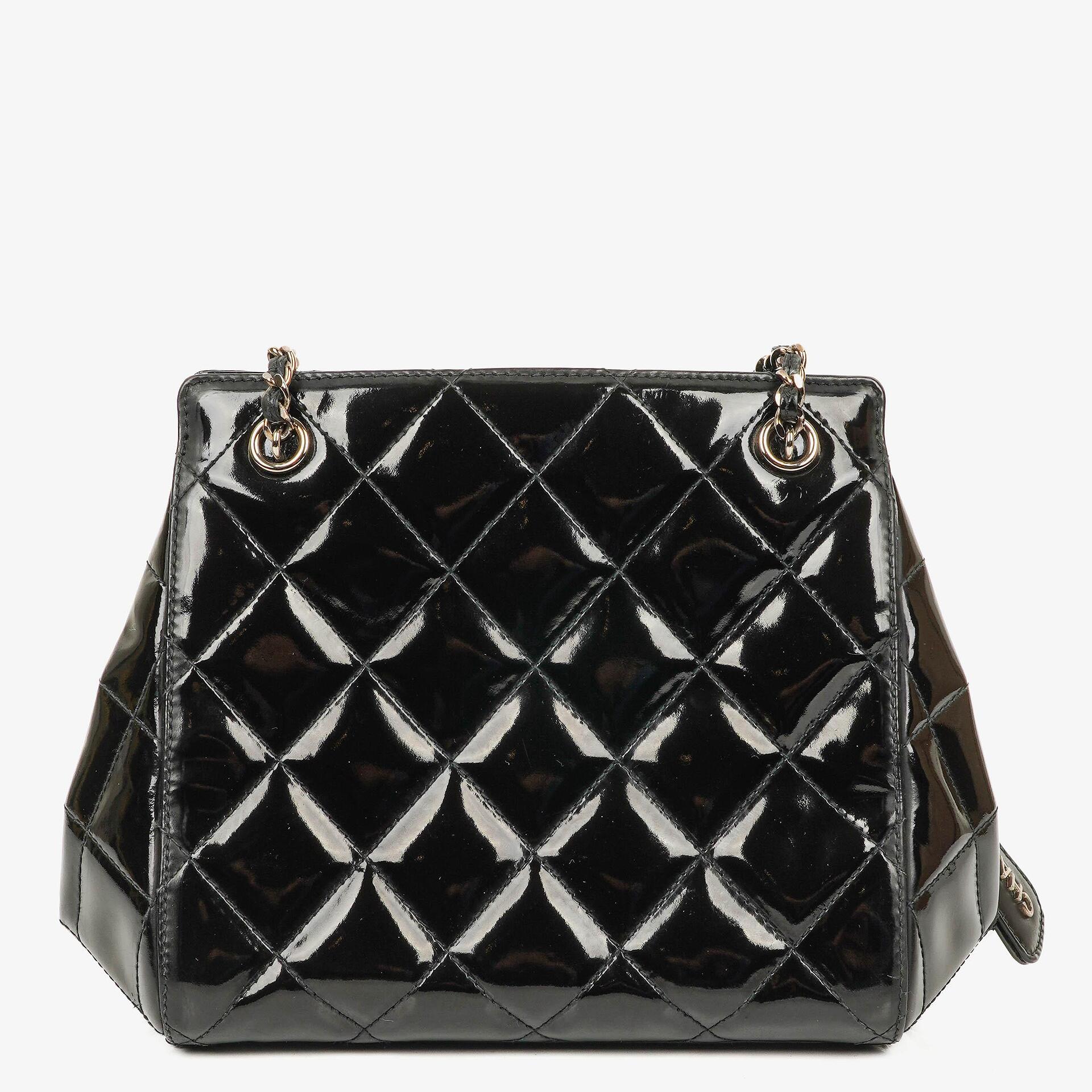 Chanel kleine Tote Tasche aus schwarzem gestepptem Lackleder mit CC-Fronttasche