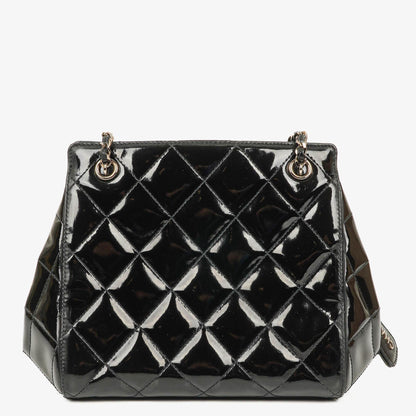 Chanel kleine Tote Tasche aus schwarzem gestepptem Lackleder mit CC-Fronttasche
