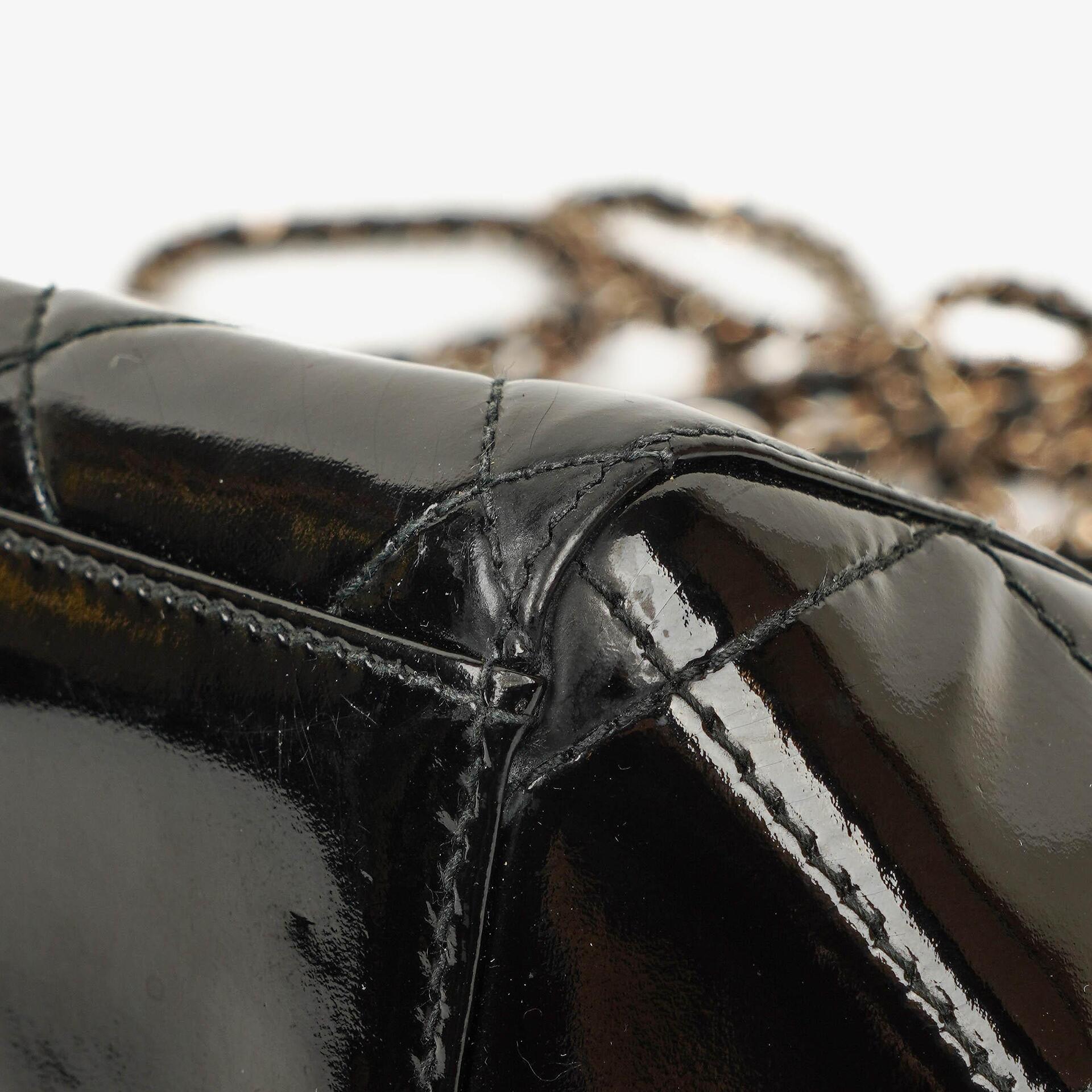 Chanel kleine Tote Tasche aus schwarzem gestepptem Lackleder mit CC-Fronttasche