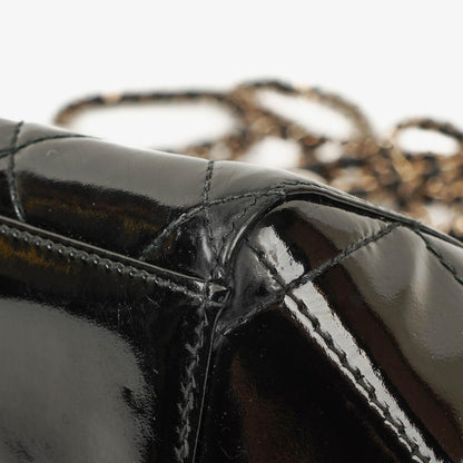 Chanel kleine Tote Tasche aus schwarzem gestepptem Lackleder mit CC-Fronttasche