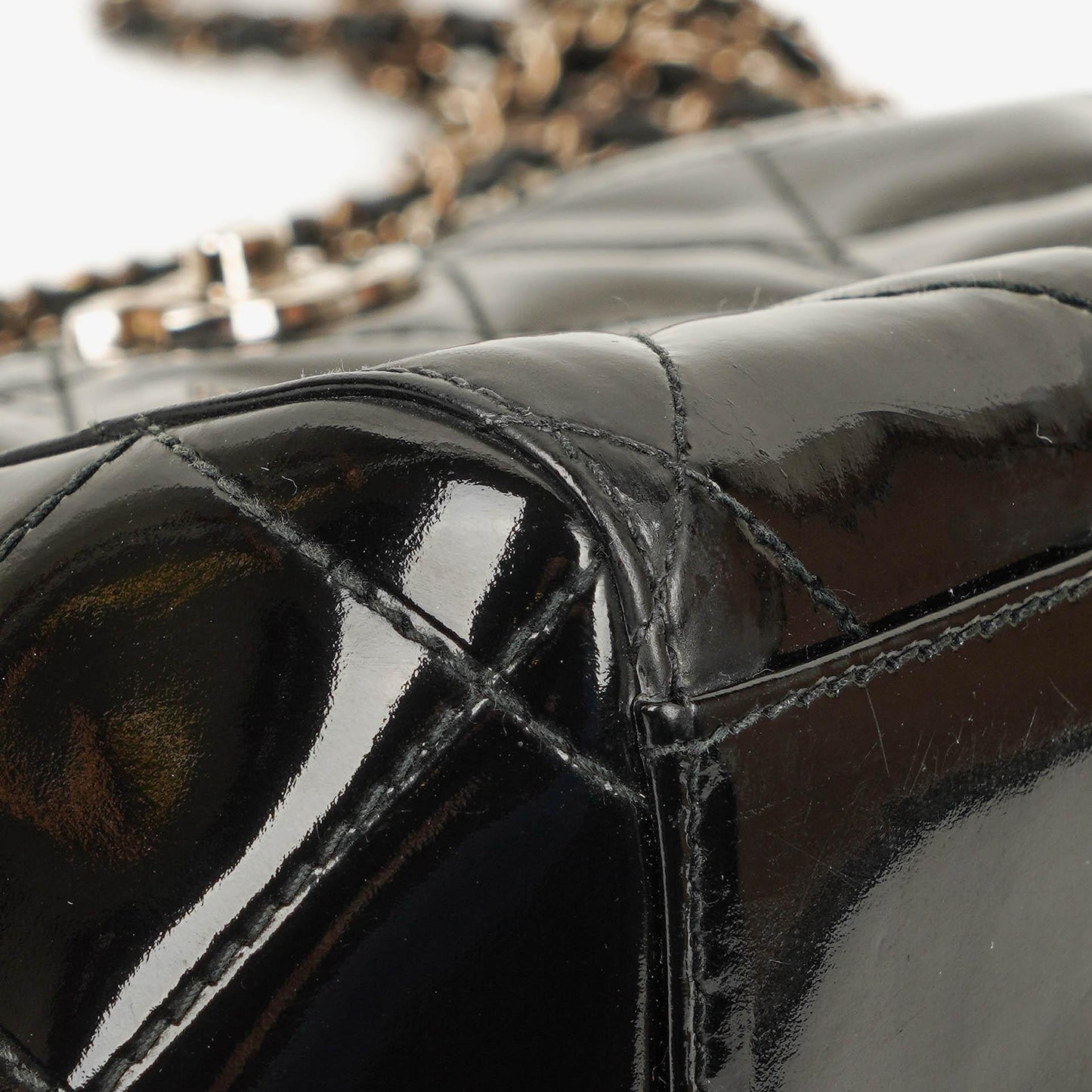 Chanel kleine Tote Tasche aus schwarzem gestepptem Lackleder mit CC-Fronttasche