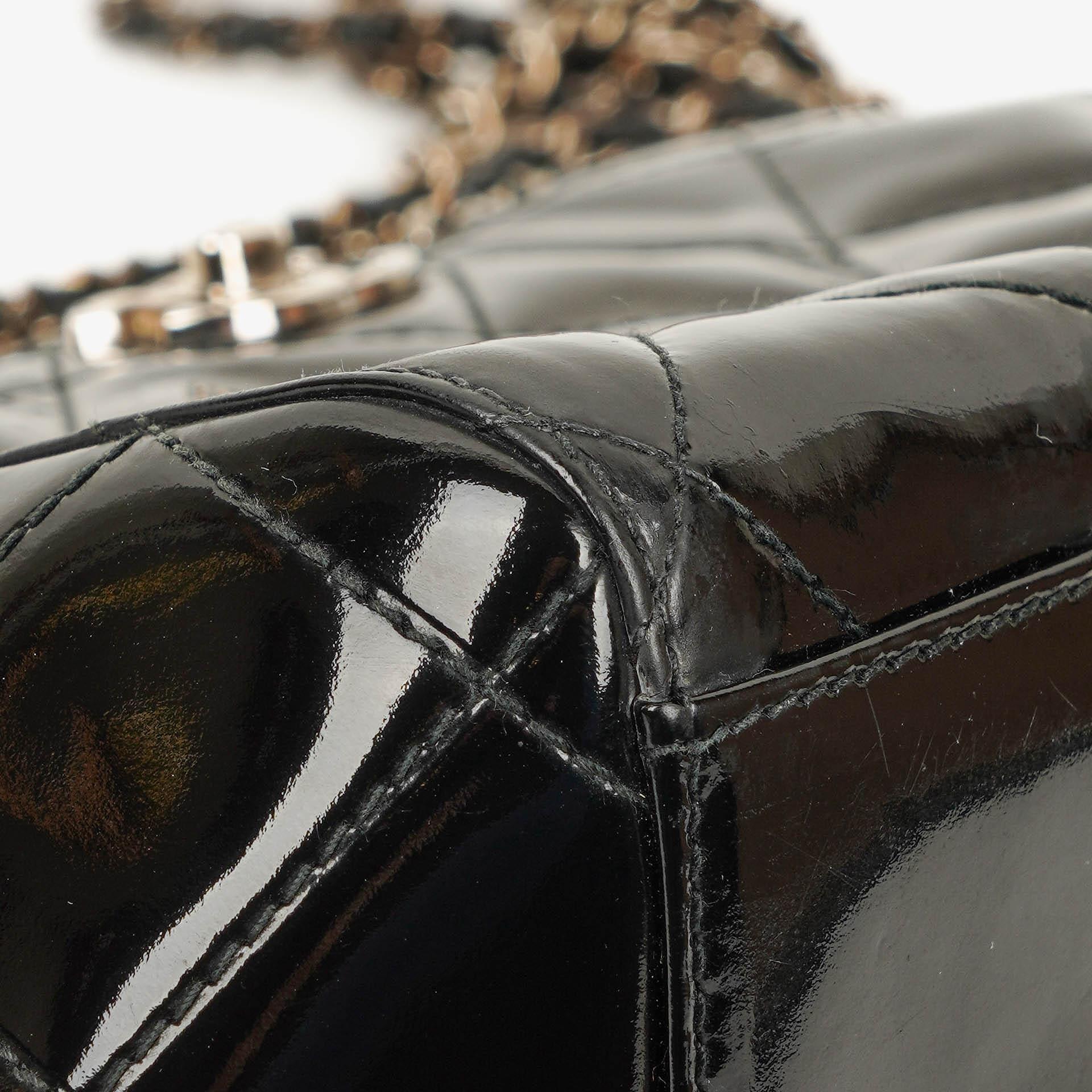 Chanel kleine Tote Tasche aus schwarzem gestepptem Lackleder mit CC-Fronttasche