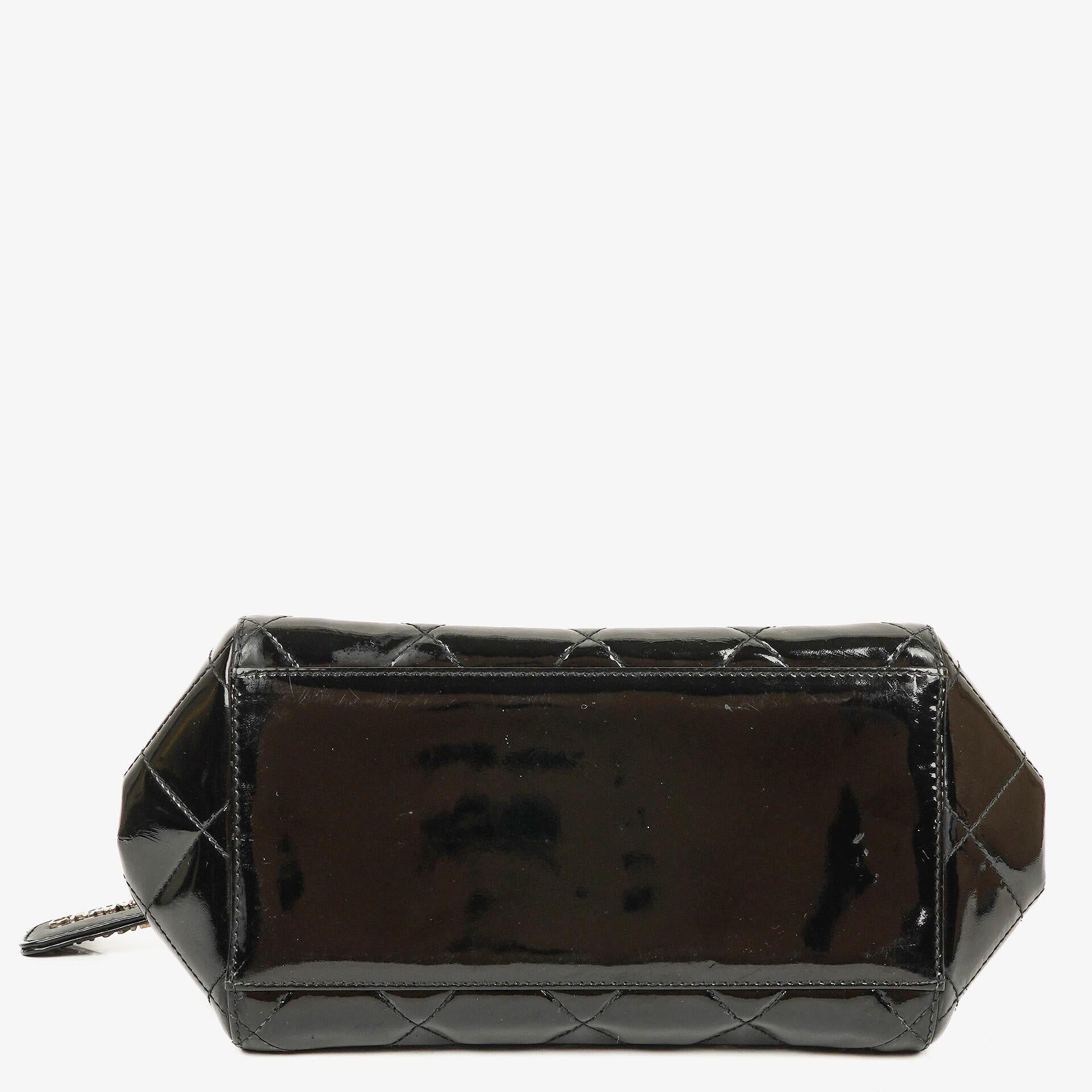 Chanel kleine Tote Tasche aus schwarzem gestepptem Lackleder mit CC-Fronttasche