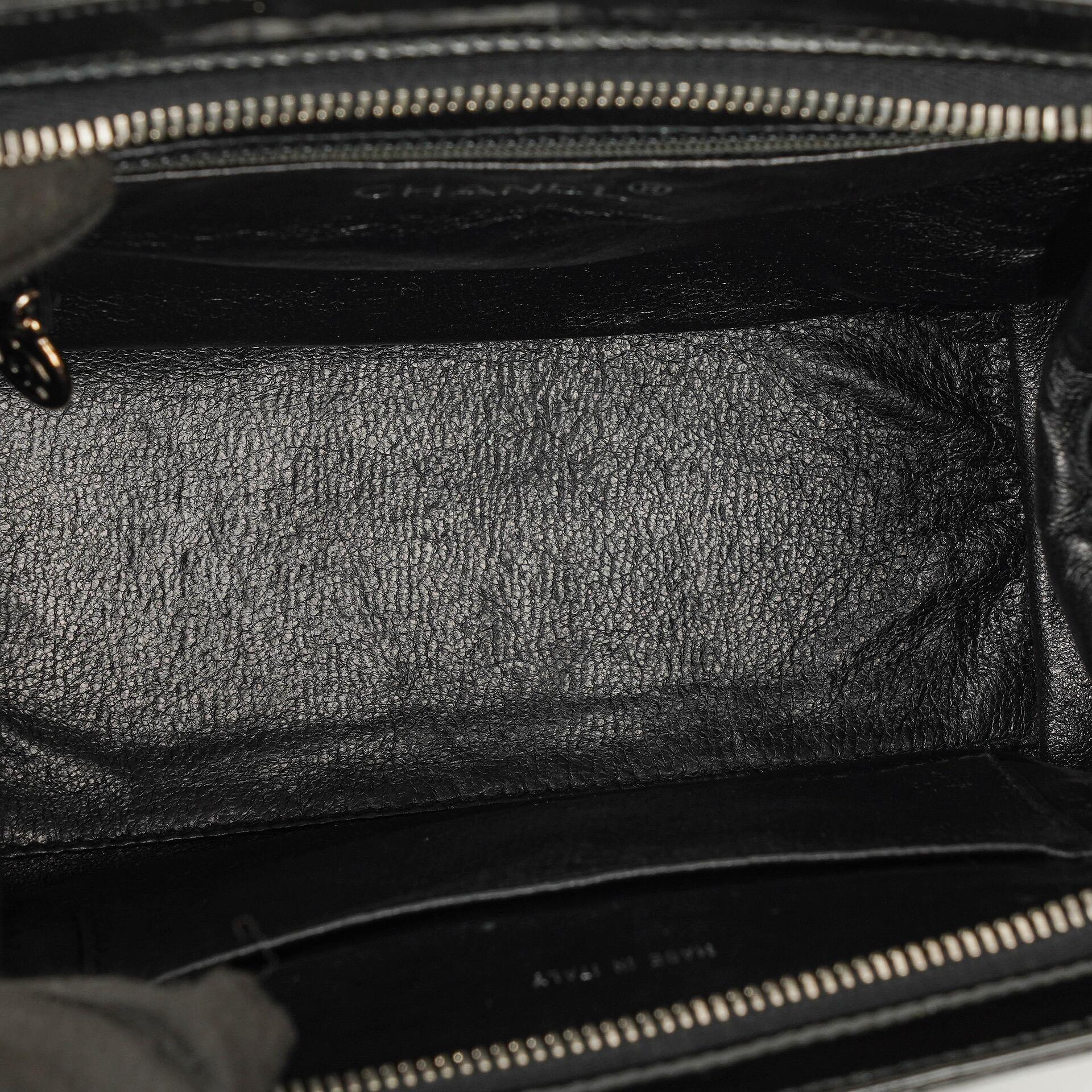 Chanel kleine Tote Tasche aus schwarzem gestepptem Lackleder mit CC-Fronttasche