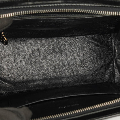 Chanel kleine Tote Tasche aus schwarzem gestepptem Lackleder mit CC-Fronttasche