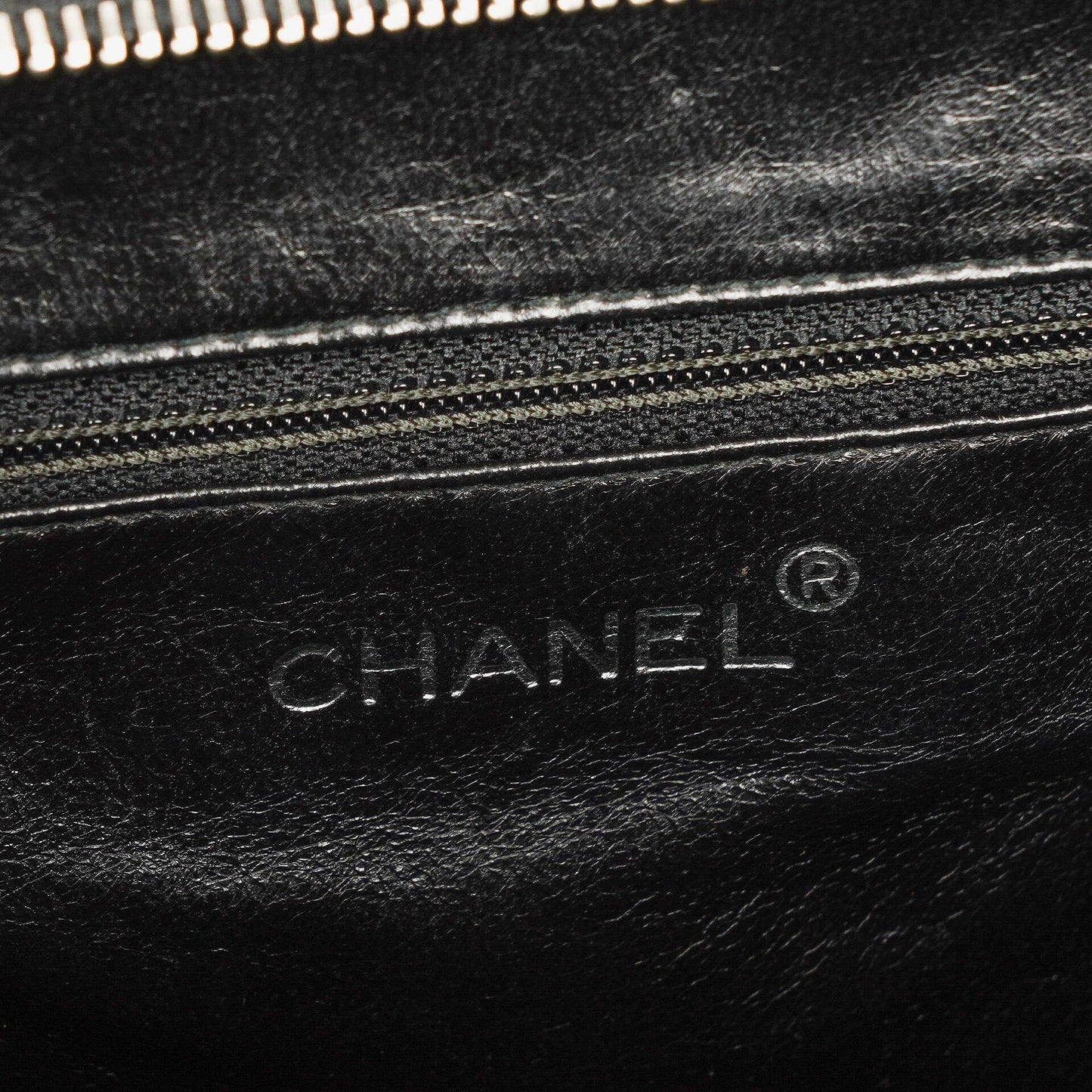 Chanel kleine Tote Tasche aus schwarzem gestepptem Lackleder mit CC-Fronttasche