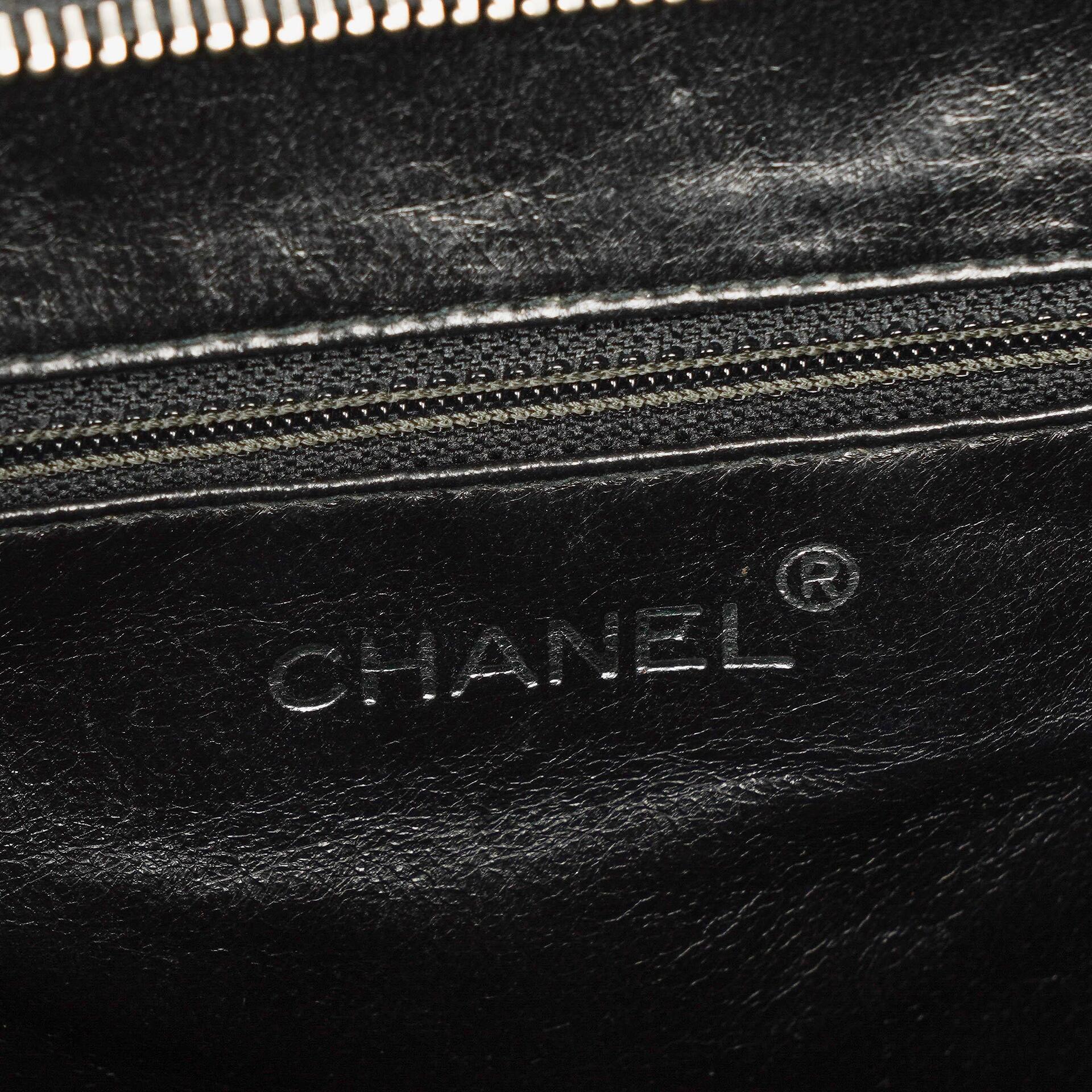 Chanel kleine Tote Tasche aus schwarzem gestepptem Lackleder mit CC-Fronttasche