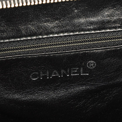 Chanel kleine Tote Tasche aus schwarzem gestepptem Lackleder mit CC-Fronttasche