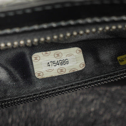 Chanel kleine Tote Tasche aus schwarzem gestepptem Lackleder mit CC-Fronttasche