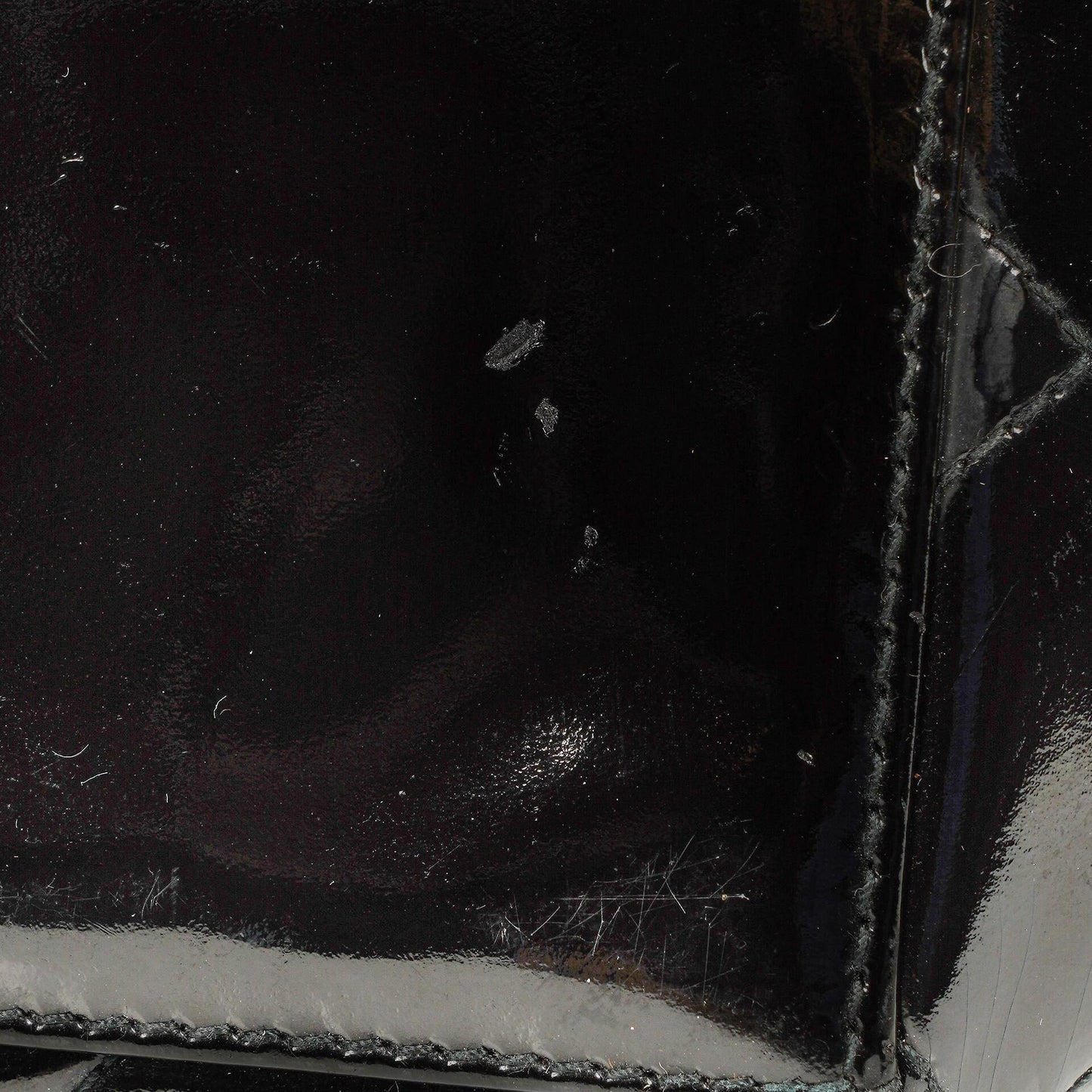 Chanel kleine Tote Tasche aus schwarzem gestepptem Lackleder mit CC-Fronttasche