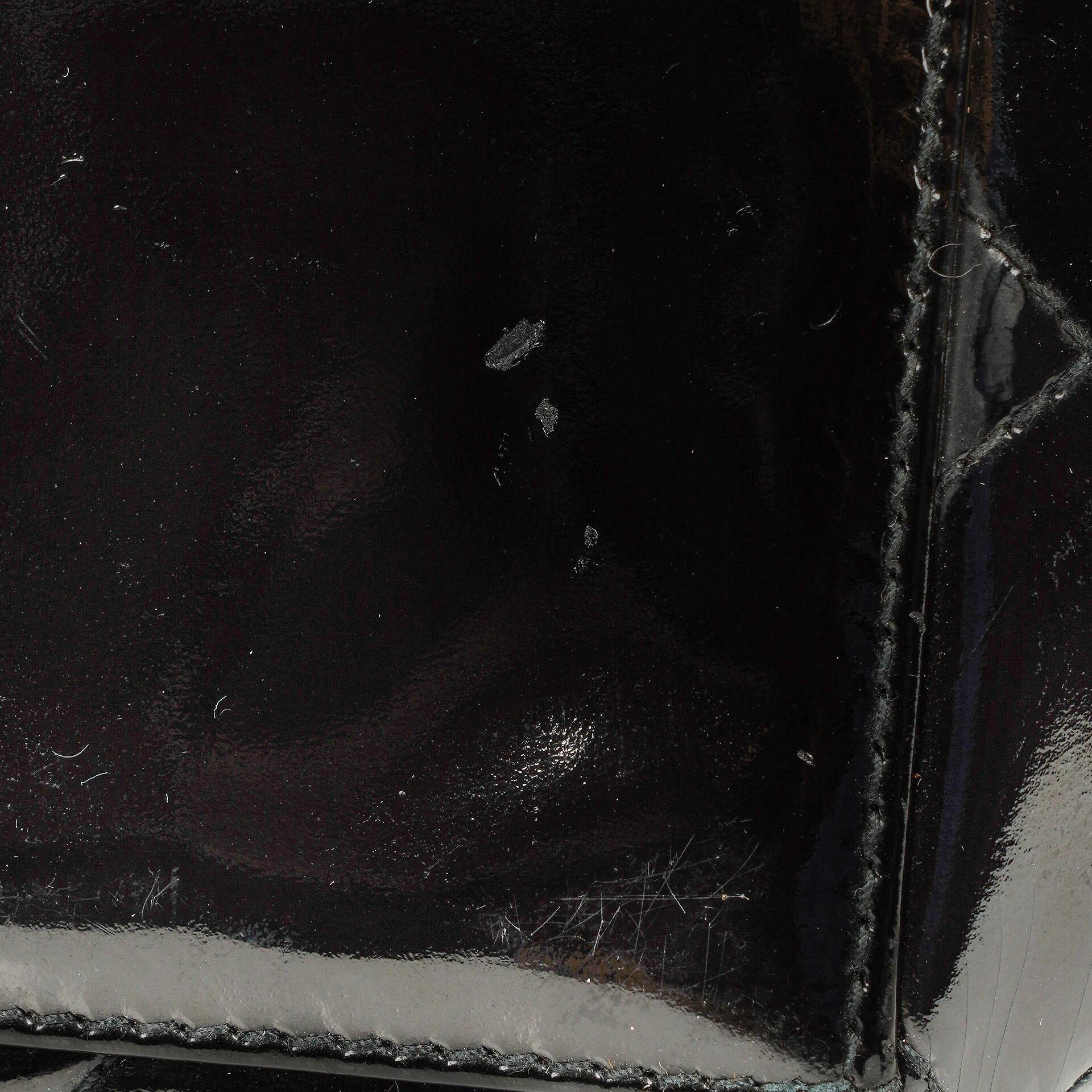 Chanel kleine Tote Tasche aus schwarzem gestepptem Lackleder mit CC-Fronttasche
