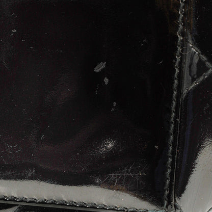 Chanel kleine Tote Tasche aus schwarzem gestepptem Lackleder mit CC-Fronttasche