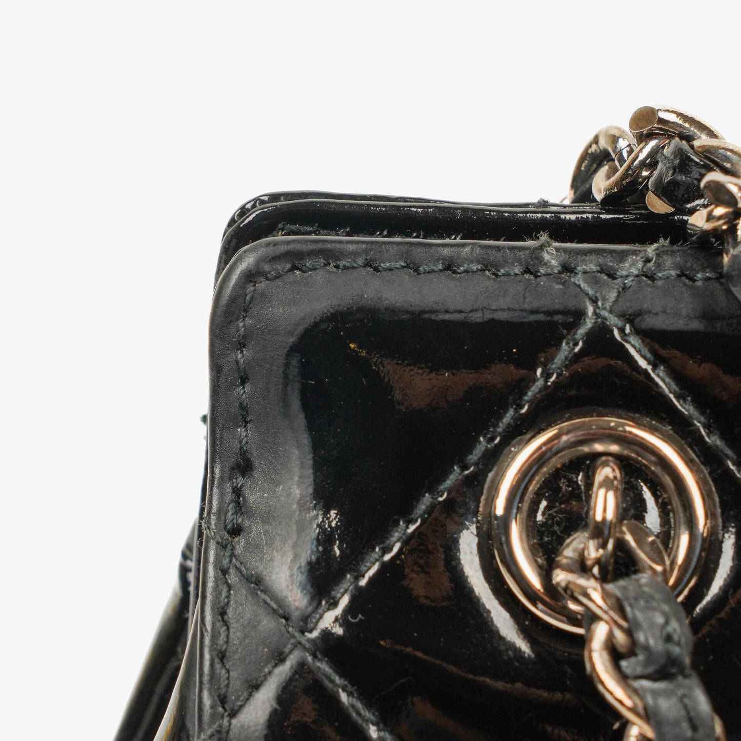 Chanel kleine Tote Tasche aus schwarzem gestepptem Lackleder mit CC-Fronttasche