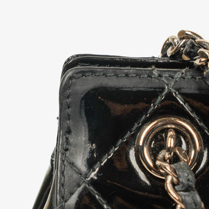 Chanel kleine Tote Tasche aus schwarzem gestepptem Lackleder mit CC-Fronttasche