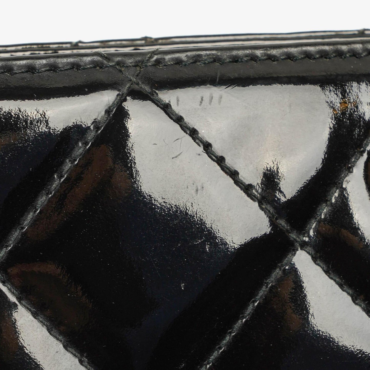 Chanel kleine Tote Tasche aus schwarzem gestepptem Lackleder mit CC-Fronttasche