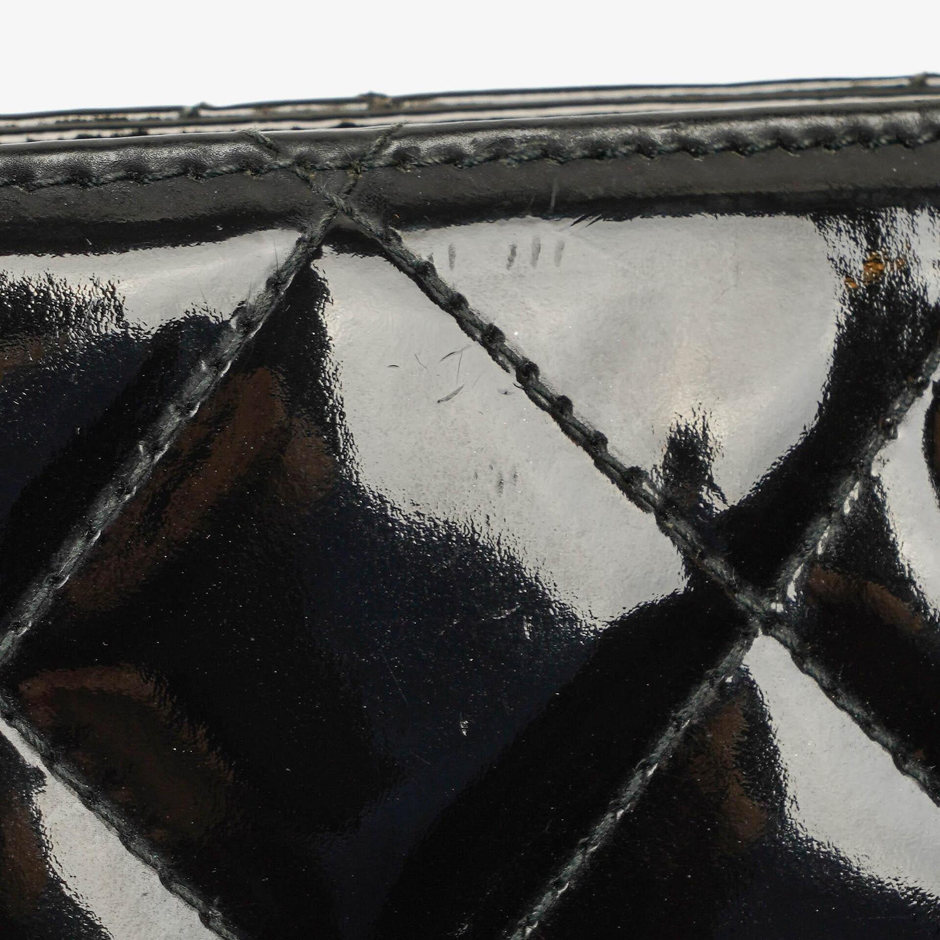 Chanel kleine Tote Tasche aus schwarzem gestepptem Lackleder mit CC-Fronttasche