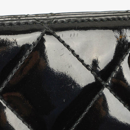 Chanel kleine Tote Tasche aus schwarzem gestepptem Lackleder mit CC-Fronttasche