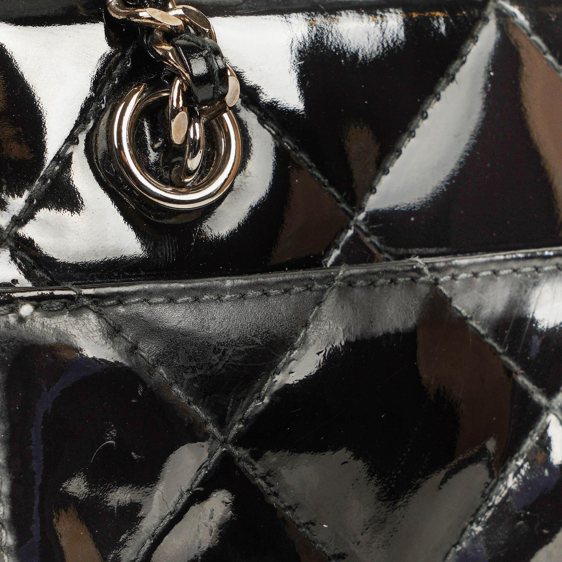 Chanel kleine Tote Tasche aus schwarzem gestepptem Lackleder mit CC-Fronttasche