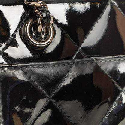 Chanel kleine Tote Tasche aus schwarzem gestepptem Lackleder mit CC-Fronttasche