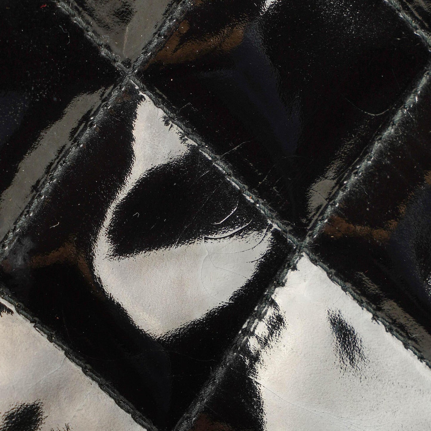Chanel kleine Tote Tasche aus schwarzem gestepptem Lackleder mit CC-Fronttasche