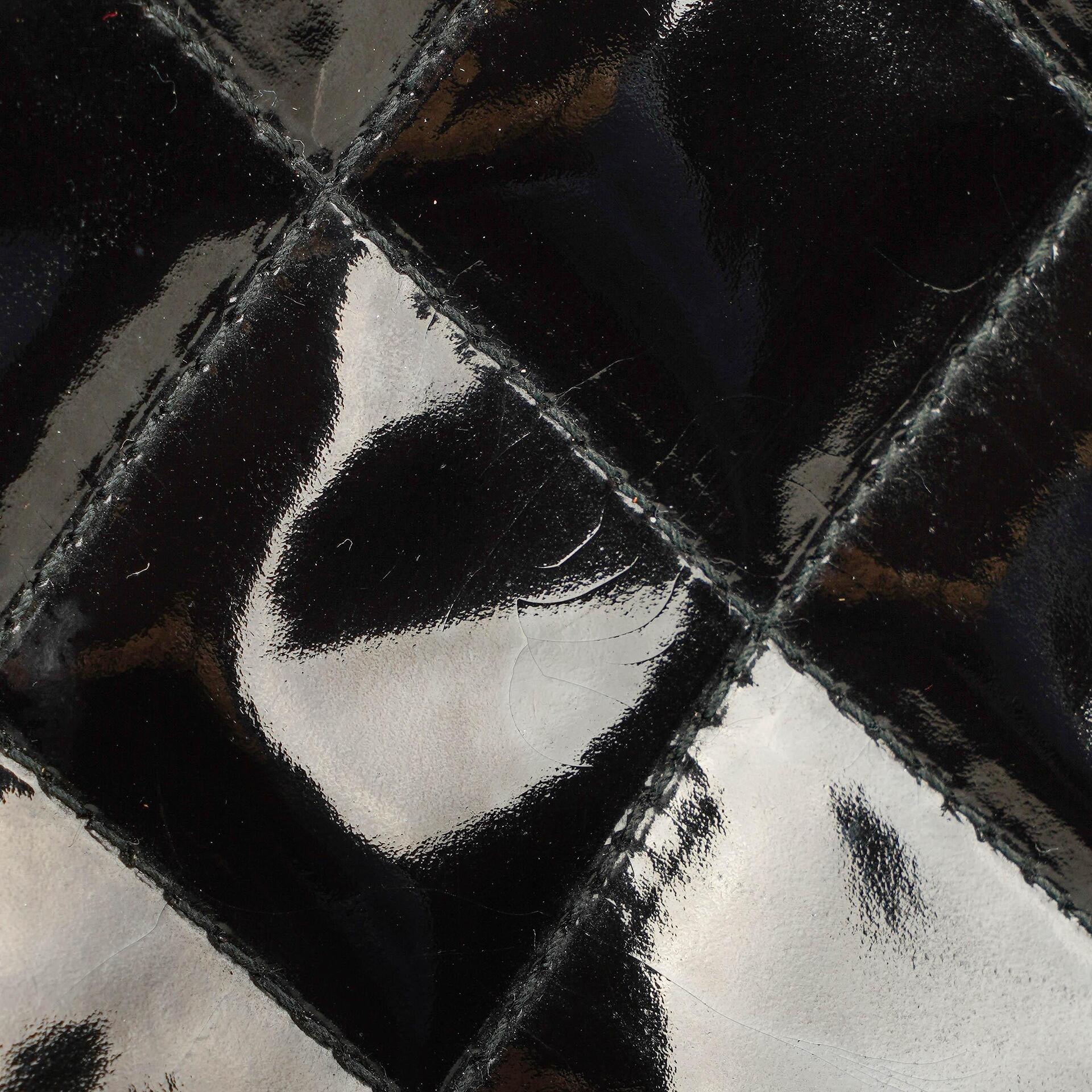 Chanel kleine Tote Tasche aus schwarzem gestepptem Lackleder mit CC-Fronttasche