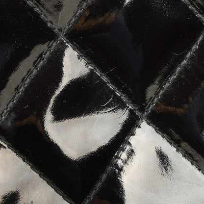 Chanel kleine Tote Tasche aus schwarzem gestepptem Lackleder mit CC-Fronttasche